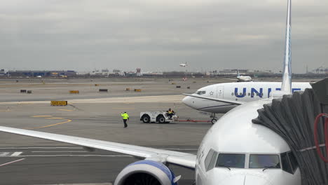 United-737-800-Flugzeug-Wird-Am-Flughafen-Newark-Von-Einem-Schlepper-Abgeschleppt