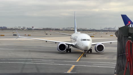 United-Boeing-737-800-Avión-De-Rodadura-Hasta-La-Puerta-De-Embarque-En-El-Aeropuerto-De-Newark