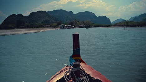 Navegando-Hacia-Las-Colinas-De-Piedra-Caliza-En-El-Parque-Nacional-Khao-Sam-Roi-Yot-En-Tailandia