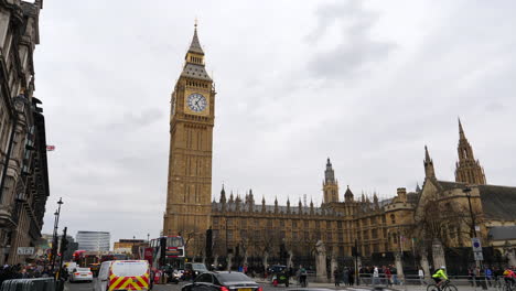 Big-Ben-Amidst-the-Traffic-London,-United-Kingdom-Wide-Static