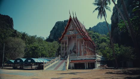 Wat-Khao-Daeng-Tempel-In-Thailand,-Versteckt-Zwischen-Kalksteinhügeln