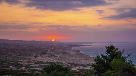 Zeitraffer-Eines-Wunderschönen-Goldenen-Sonnenaufgangs-An-Der-Küste-Von-Einem-Aussichtspunkt-Aus