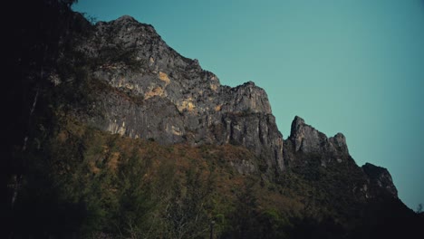 Colina-De-Piedra-Caliza-Que-Se-Eleva-Detrás-De-Los-árboles-En-Un-Parque-Nacional-En-Tailandia