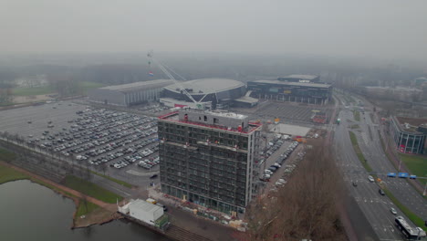 La-Construcción-Del-Hotel-Ibis-Con-Rotterdam-Ahoy-Al-Fondo,-Países-Bajos