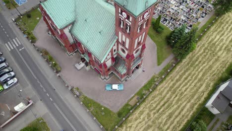 Luftaufnahme-Eines-Blauen-Oldtimers,-Der-Vor-Der-Kirche-Steht