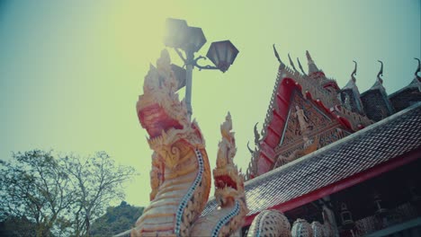 Drachenskulptur-Am-Eingang-Eines-Tempels-In-Thailand