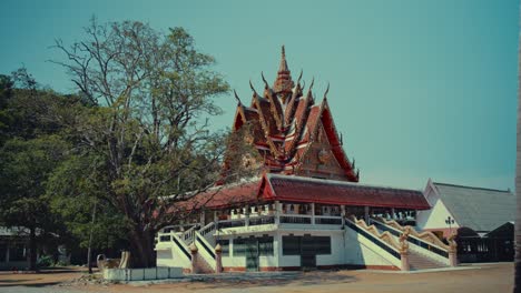 Ein-Traditioneller-Tempel-In-Thailand-In-Der-Natur-Eines-Nationalparks