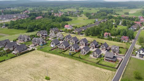 Luftaufnahme-Eines-Wohngebiets-Mit-Modernen-Einfamilienhäusern-Im-Sommer