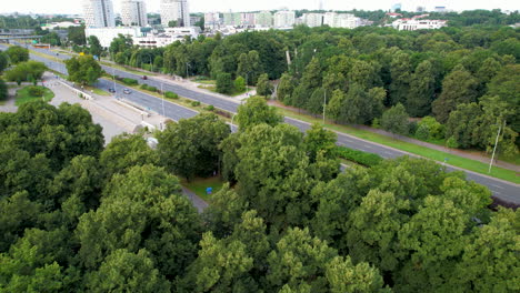 Autobahn-Zum-Warschauer-Stadtzentrum-Mit-Wohngebiet