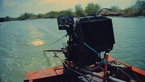 Motor-Eines-Longtail-Bootes,-Das-Einen-Fluss-In-Thailand-Hinuntersegelt