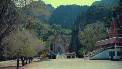Un-Templo-En-Tailandia-En-Un-Valle-Rodeado-De-Colinas-De-Piedra-Caliza