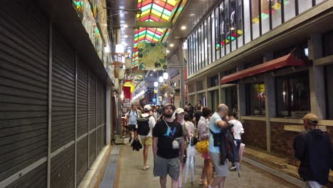 Los-Turistas-Compran-En-El-Mercado-De-Nishiki-Kyoto-Japón,-Paseo-Exótico-Hito-Tradicional