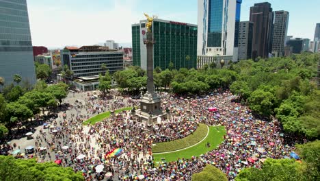 Orbitale-Luftdrohnenaufnahme-Des-Unabhängigkeitsdenkmals-In-Mexiko-Stadt-Während-Der-Pride-Parade-2023