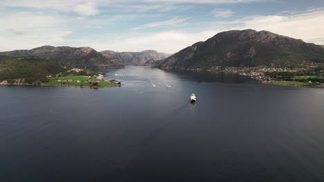 Toma-Súper-Amplia-De-Un-Ferry-Que-Cruza-Un-Hermoso-Fiordo-En-Noruega,-Lauvvika-oanes,-Cerca-De-Stavanger,-Día-Soleado-De-Verano.