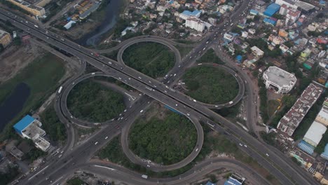 Luftaufnahmen-Der-Maduravoyal-Überführungsbrücke-In-Chennai-Zeigen-Fließenden-Verkehr-Und-Nahegelegene-Gebäude