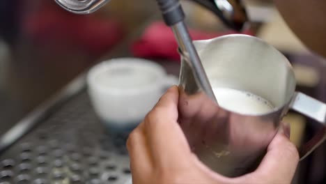Barista-Schäumt-Milch-Für-Cappuccino-Auf,-Selektiver-Fokus