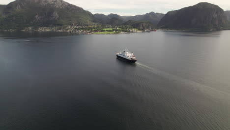 Saque-Una-Toma-De-Drone-De-Un-Ferry-Que-Cruza-Un-Hermoso-Fiordo-En-Noruega,-Lauvvika-oanes,-Cerca-De-Stavanger,-Día-Soleado-De-Verano