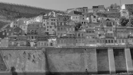 Blick-Auf-Das-Flussufer-Von-Porto-Vom-Bootsausflug-In-Douro-In-Portugal