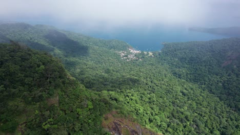 Tropische-Luftaufnahmen-Steigen-Durch-Die-Wolken-Und-Zeigen-Die-Abraao-bucht-In-Brasilien