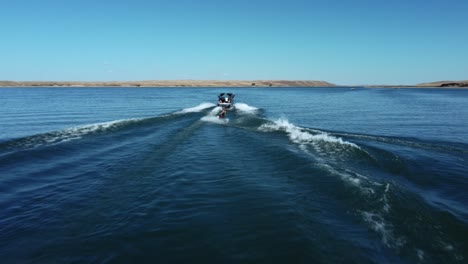 Fliegen-Nach-Wakeboarder-Und-Motorboot-Auf-Dem-See-Im-Sommer-In-Kanada