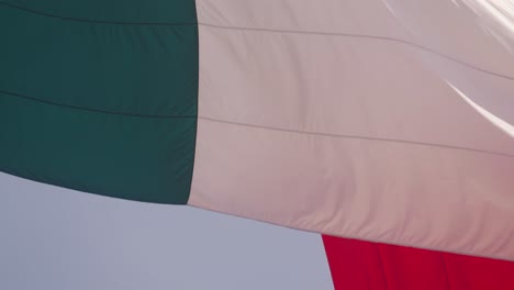 Bandera-De-México-Ondeando-En-Un-Día-Ventoso,-Vista-De-Cerca-En-Cámara-Lenta