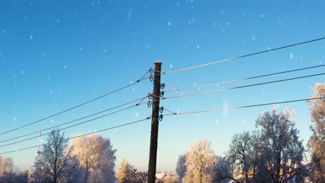 Kalter-Winter-Und-Schneefall-Können-Probleme-Für-Stromübertragungsleitungen-Verursachen,-Luftaufnahme