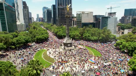 Toma-Aérea-Orbital-Con-Drones-Del-Monumento-A-La-Independencia-En-La-Ciudad-De-México-Durante-El-Desfile-Del-Orgullo-Gay-En-Junio