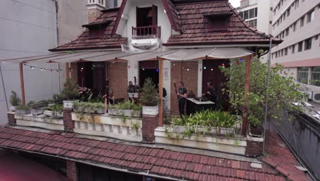 Musical-band-plays-live-music-on-balcony-of-Droso-Phyla-bar,-Sao-Paulo