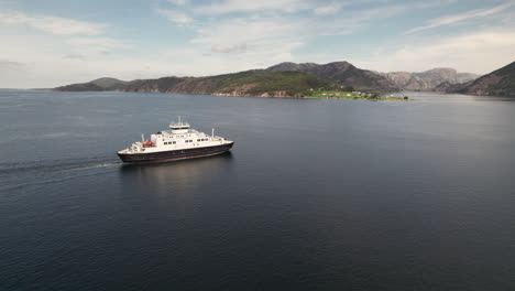 Vista-Lateral-Aérea-De-Un-Ferry-Que-Cruza-Un-Hermoso-Fiordo-En-Noruega,-Lauvvika-oanes,-Cerca-De-Stavanger,-Día-Soleado-De-Verano