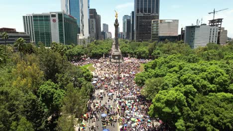 Frontaler-Luftdrohnenschuss-Bei-Der-Pride-Parade-2023-In-Der-Reforma-Avenue-Im-Juni