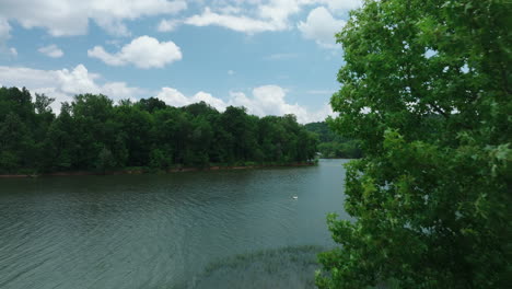 Ruhige-Flusslandschaft-Im-Mousetail-Landing-State-Park,-Linden,-Tennessee,-USA---Drohnenaufnahme-Aus-Der-Luft