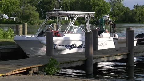 Polizeiboot-Am-Dock-Geparkt