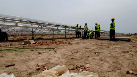 Afrikanische-Technikerinnen-Montieren-Die-Installation-Von-Solarmodulen-Auf-Einem-Modulgestell-Auf-Dem-Feld-In-Jambur,-Gambia