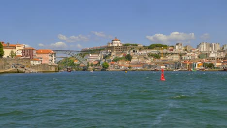 Wunderschönes-Stadtbild-In-Porto,-Portugal,-Blick-Vom-Touristenboot