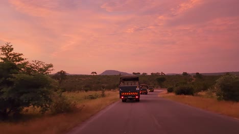 Mit-Futter-Für-Tiere-Beladene-Lastwagen-Fahren-In-Der-Abenddämmerung-Im-Krüger-Nationalpark-In-Südafrika