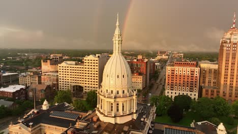 Michigan-State-Capitol-Building-Nahaufnahme-Der-Kuppel-Mit-Einem-Regenbogen-Im-Hintergrund-Nach-Einem-Sturm