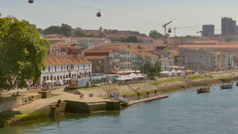 Stadtbild-Mit-Fluss-Douro-In-Vila-Nova-De-Gaia,-Portugal---Schwenk
