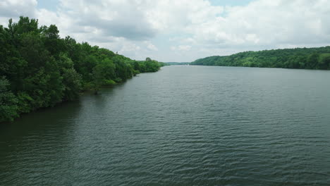 Blick-Auf-Einen-Ruhigen-Fluss-Im-Mousetail-Landing-State-Park,-Linden,-Tennessee,-USA---Drohnenaufnahme
