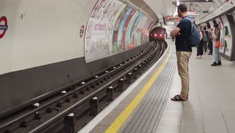 Passengers-waiting-on-an-underground-platform-for-a-train