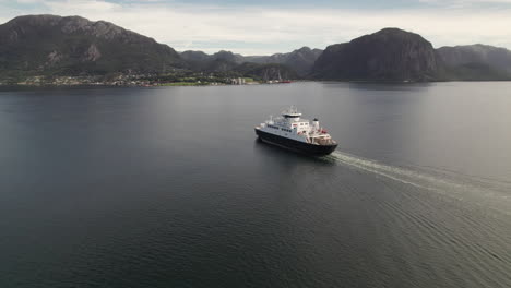 Impresionante-Disparo-De-Drone-Giratorio-De-Un-Ferry-Que-Cruza-Un-Hermoso-Fiordo-En-Noruega,-Lauvvika-oanes,-Cerca-De-Stavanger,-Día-Soleado-De-Verano