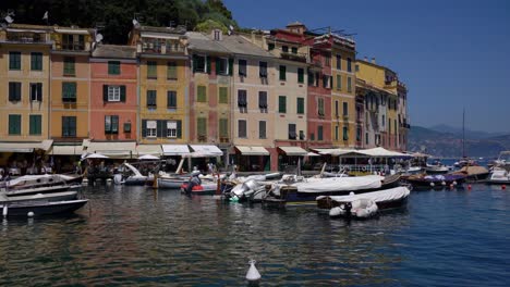 Picturesque-views-of-boats,-cafes-and-restaurants-against-the-colourful-houses-in-Portofino,-Italy