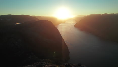 Wunderschöne-Luftaufnahme-Einer-Sonnenaufgangsatmosphäre-Im-Lysefjord,-Preikestolen,-Norwegen
