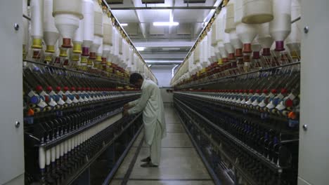 Trabajador-De-Fábrica-Trabajando-En-Maquinaria-Textil-Comercial-Grande,-Punjab,-Pakistán
