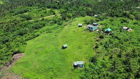 Kleine-Dorfhäuser-Auf-Einem-Grasbewachsenen,-Offenen-Hügel-Im-Tropischen-Baras-Catanduanes