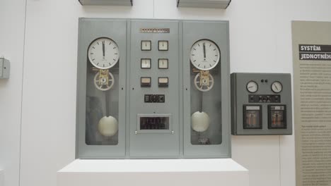 Reloj-De-Péndulo-Doble-En-Exposición-Dentro-Del-Museo-Técnico-Nacional-En-Praga,-República-Checa