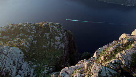 Atemberaubende-Luftaufnahme-Einer-Passagier--Und-Autofähre,-Die-An-Einem-Schönen-Sonnigen-Sommertag-Auf-Dem-Wunderschönen-Lysefjord-In-Norwegen-Fährt