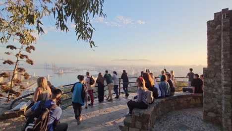 Touristengruppe-Fotografiert-Den-Sonnenuntergang-über-Der-Stadt-Malaga-Vom-Aussichtspunkt-Aus