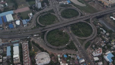 Die-Maduravoyal-Überführungsbrücke-In-Chennai-Ist-Von-Oben-Zu-Sehen,-Zusammen-Mit-Nahegelegenen-Bauwerken-Und-Fließendem-Verkehr