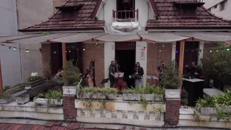 Band-plays-live-jazz-on-Droso-Phyla-bar-balcony,-city-life-in-Brazil