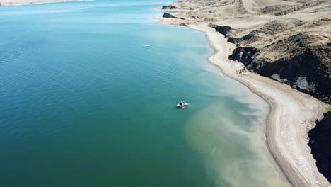 Luftaufnahme-Eines-Motorboots-Auf-Dem-Wunderschönen-Blaugrünen-See-Im-Sommer-In-Alberta